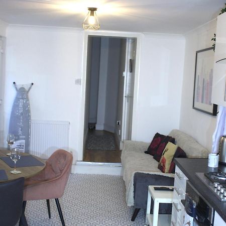 Two Bedroom Flat Near Transport & Shops Londres Exterior foto