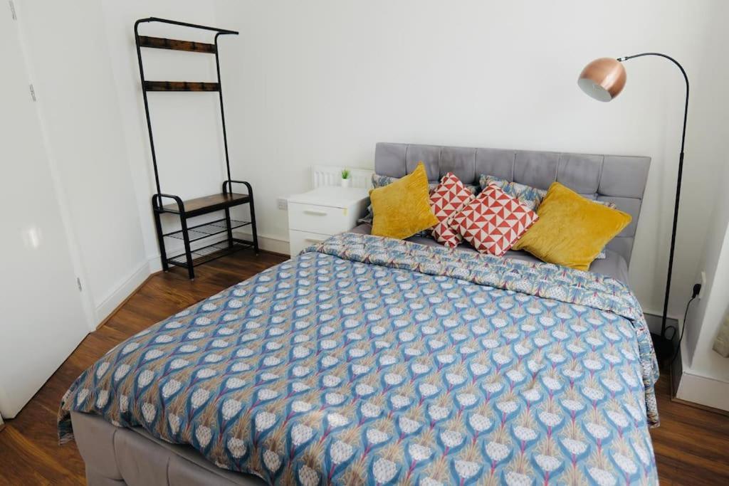 Two Bedroom Flat Near Transport & Shops Londres Exterior foto