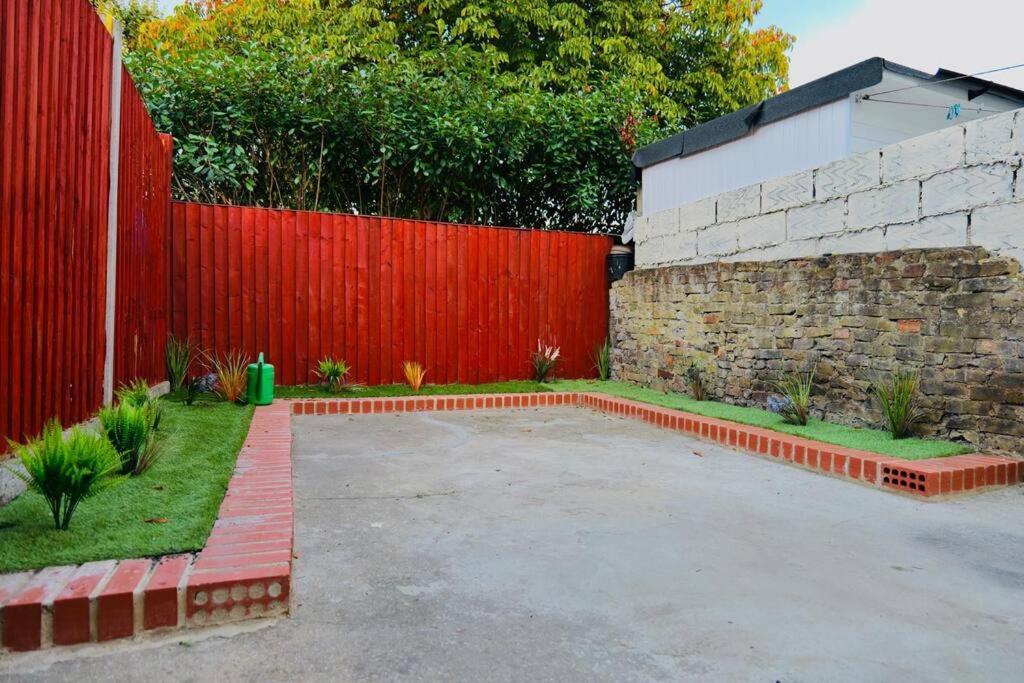 Two Bedroom Flat Near Transport & Shops Londres Exterior foto