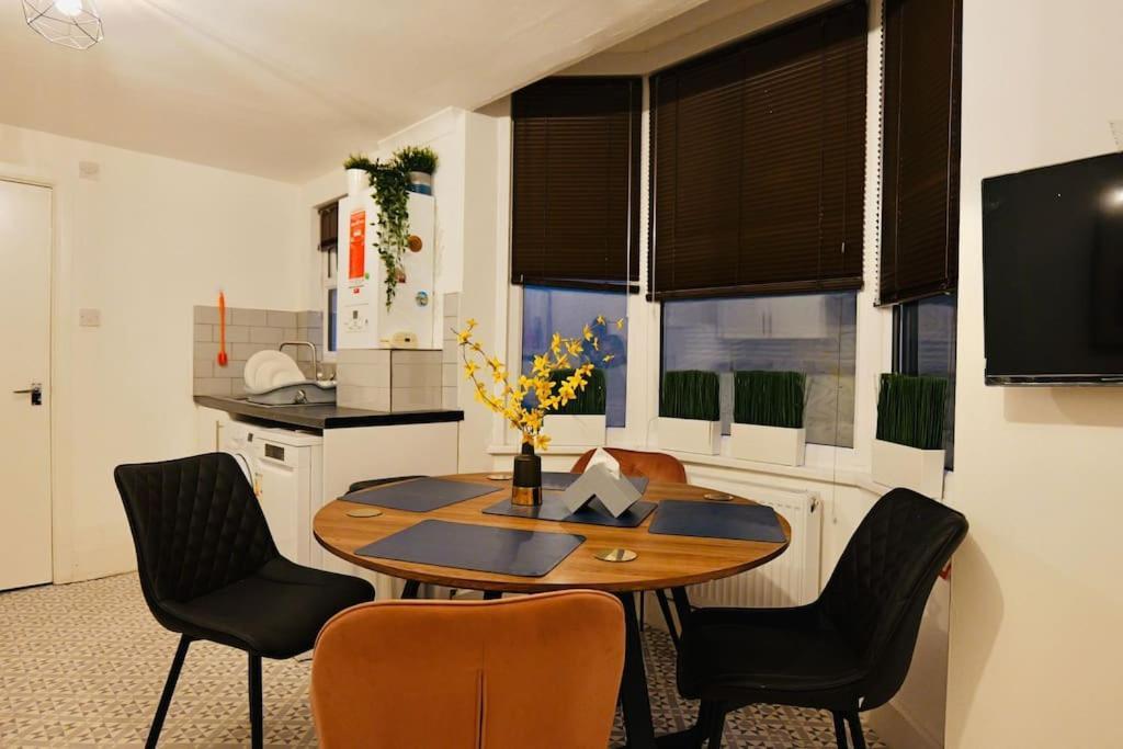 Two Bedroom Flat Near Transport & Shops Londres Exterior foto